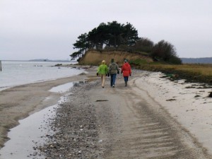 Sie können auc im Winter am Strand wandern.